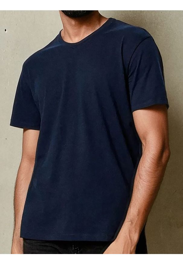 Sinsay - Koszulka z dekoltem w serek w stylu basic - granatowy. Typ kołnierza: dekolt w serek. Kolor: niebieski