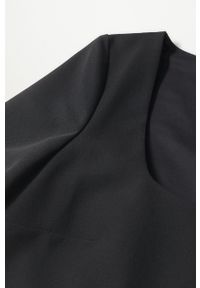 mango - Mango Sukienka Mila kolor czarny mini prosta. Okazja: na co dzień. Kolor: czarny. Materiał: tkanina, włókno. Długość rękawa: krótki rękaw. Wzór: gładki. Typ sukienki: proste. Styl: casual. Długość: mini #5