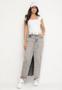 Born2be - Ciemnoszara Ołówkowa Spódnica Jeansowa z Rozcięciem z Przodu Limirea. Kolor: szary. Materiał: jeans. Styl: klasyczny #7