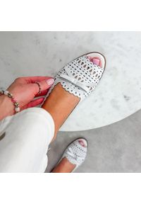 Białe ażurowe półbuty damskie M.Daszyński 25113-10. Okazja: na co dzień, na imprezę. Nosek buta: otwarty. Kolor: biały. Wzór: ażurowy. Materiał: skóra. Sezon: wiosna, lato. Obcas: na obcasie. Styl: elegancki, klasyczny, casual, wizytowy. Wysokość obcasa: niski #1