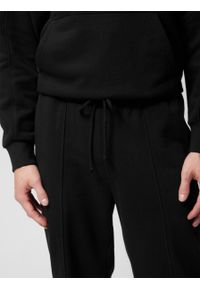 outhorn - Spodnie dresowe joggery męskie - czarne. Kolor: czarny. Materiał: dresówka. Wzór: gładki, ze splotem