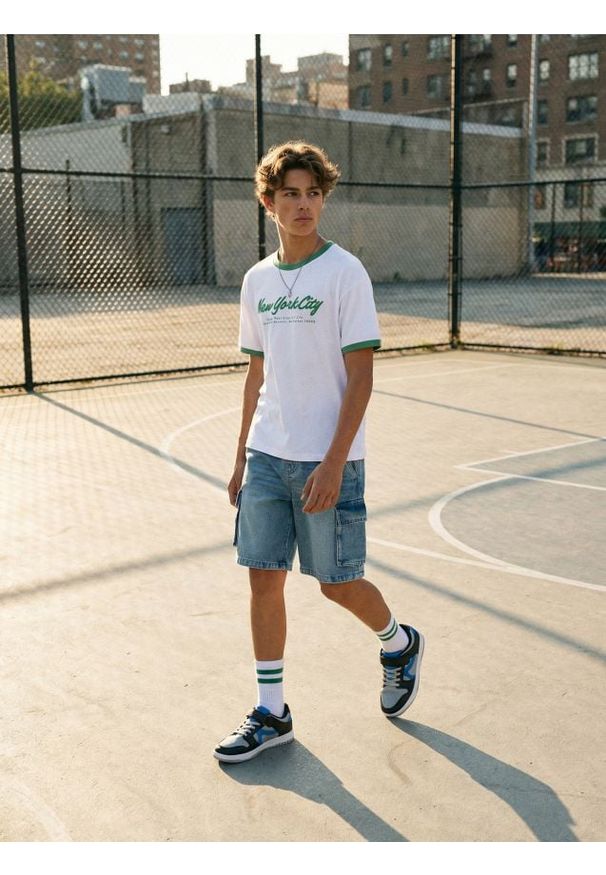 Sinsay - Jeansowe szorty cargo z gumką w pasie - niebieski. Kolor: niebieski. Materiał: jeans