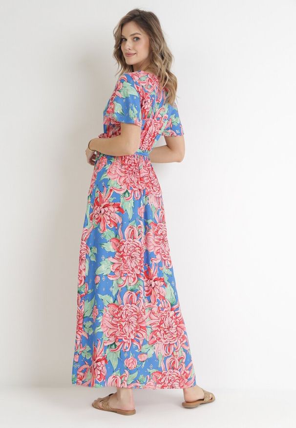 Born2be - Niebiesko-Różowa Kopertowa Sukienka Maxi z Gumką w Pasie w Kwiaty z Wiskozy Aryna. Kolor: niebieski. Materiał: wiskoza. Długość rękawa: krótki rękaw. Wzór: kwiaty. Sezon: wiosna, lato. Typ sukienki: kopertowe. Długość: maxi