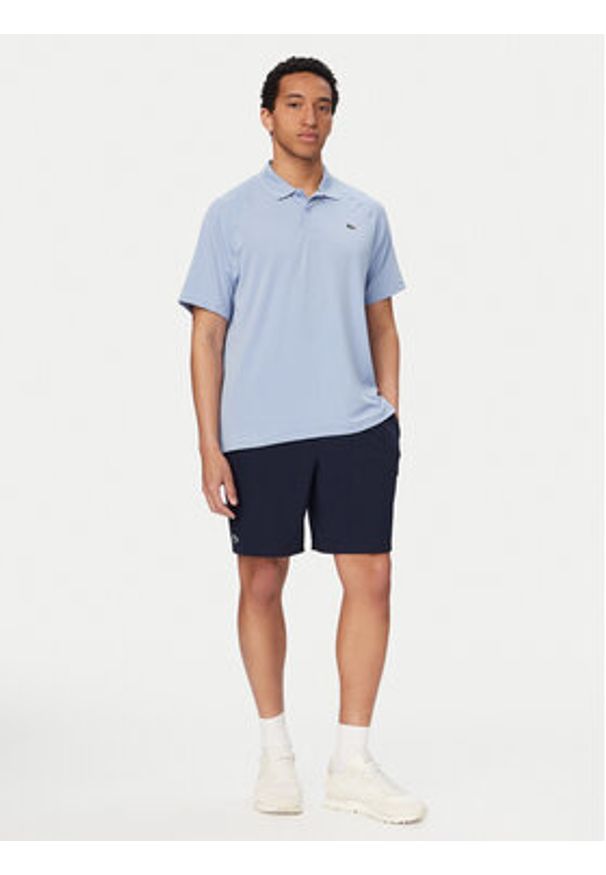 Lacoste Polo DH0159 Niebieski jasny Regular Fit. Typ kołnierza: polo. Kolor: niebieski. Materiał: syntetyk