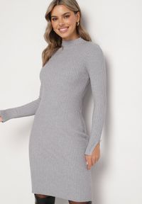 Born2be - Szara Prążkowana Sukienka Dopasowana z Modalem Wiskozą i Ozdobnymi Guzikami Zeanilda. Okazja: na co dzień. Kolor: szary. Materiał: wiskoza, prążkowany. Styl: wizytowy, casual