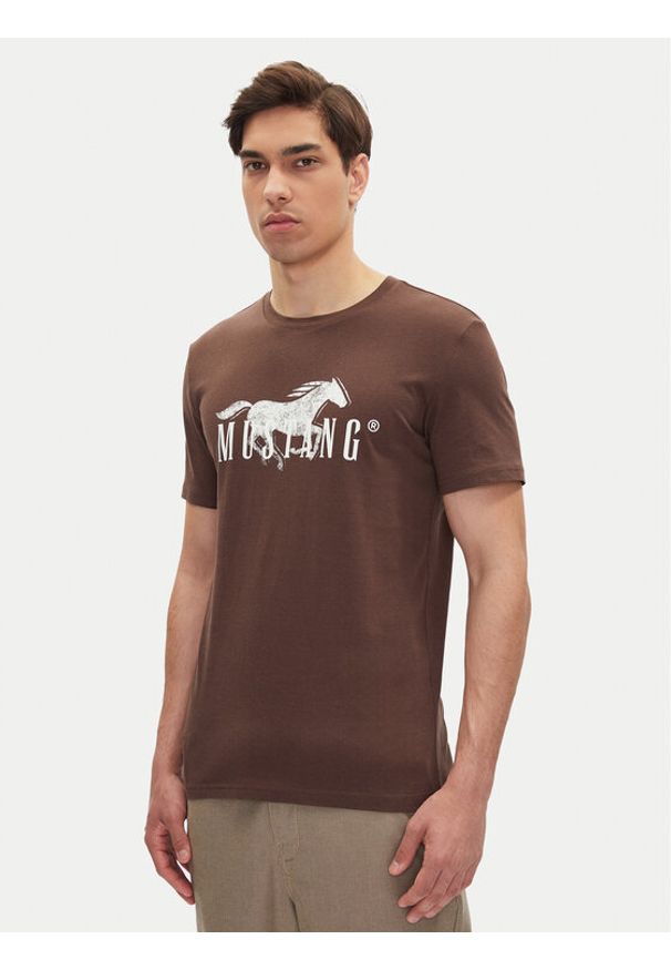 Mustang T-Shirt Austin 1016279 Brązowy Regular Fit. Kolor: brązowy. Materiał: bawełna
