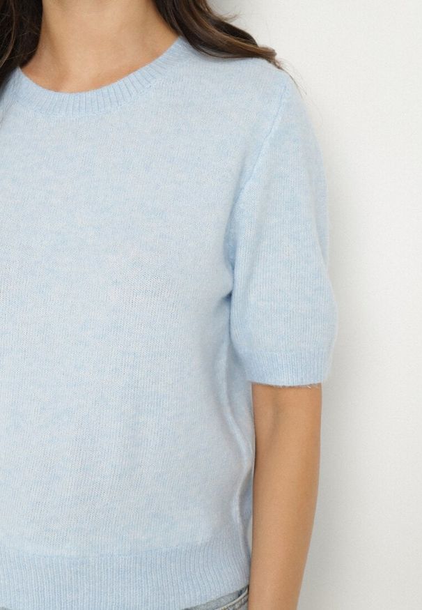 Born2be - Niebieski Sweter z Wełną i Krótkim Rękawem Turosa. Okazja: na co dzień. Kolor: niebieski. Materiał: wełna. Długość rękawa: krótki rękaw. Długość: krótkie. Styl: klasyczny, casual, elegancki