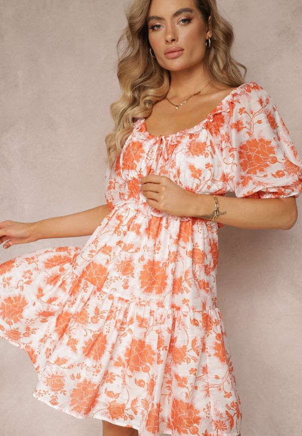 Renee - Pomarańczowa Sukienka Mini z Hiszpańskim Dekoltem i Gumką w Talii Lisella. Typ kołnierza: dekolt hiszpanka. Kolor: pomarańczowy. Materiał: tkanina. Wzór: kwiaty. Typ sukienki: rozkloszowane. Długość: mini