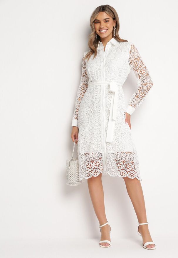 Born2be - Biała Koszulowa Rozkloszowana Sukienka Midi z Paskiem i Ozdobną Koronką oraz Guzikami Casuva. Okazja: na imprezę. Kolor: biały. Materiał: koronka. Wzór: koronka. Typ sukienki: koszulowe. Styl: elegancki, klasyczny, wizytowy. Długość: midi