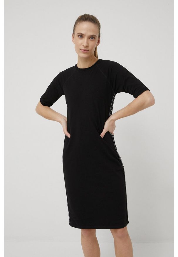 DKNY - Dkny sukienka kolor czarny mini dopasowana. Kolor: czarny. Materiał: dzianina. Długość rękawa: krótki rękaw. Typ sukienki: dopasowane. Długość: mini