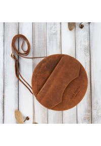 Okrągła listonoszka skórzana PAOLO PERUZZI T-92-OR pomarańczowa. Kolor: pomarańczowy. Sezon: zima, jesień. Materiał: skórzane. Styl: vintage, elegancki. Rodzaj torebki: na ramię #1