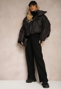Renee - Czarna Nietoperzowa Kurtka z Szerokim Kołnierzem i Ściągaczami Neavirae. Okazja: na co dzień. Kolor: czarny. Materiał: jeans. Długość: krótkie. Styl: elegancki, casual