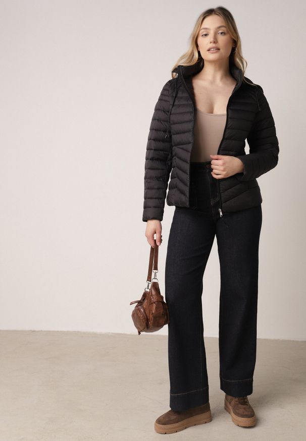 Born2be - Czarna Klasyczna Kurtka Przejściowa z Pikowaniem i Odpinanym Kapturem Pretiella. Okazja: na spacer, na co dzień. Kolor: czarny. Materiał: jeans, nylon. Styl: klasyczny