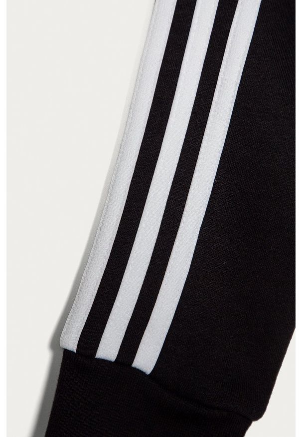 Adidas - adidas bluza dziecięca GQ8900 z kapturem z aplikacją. Okazja: na co dzień. Typ kołnierza: kaptur. Kolor: czarny. Wzór: aplikacja. Styl: casual