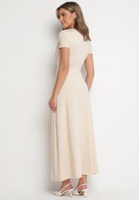 Born2be - Jasnobeżowa Sukienka z Marszczeniami Taliowana z Dodatkiem Wiskozy Arelona. Okazja: na co dzień. Typ kołnierza: dekolt w kształcie V. Kolor: beżowy. Materiał: wiskoza. Długość rękawa: krótki rękaw. Typ sukienki: proste. Styl: casual #5