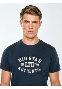 Big-Star - Koszulka męska z nadrukiem granatowa Teller 403. Okazja: na co dzień. Kolor: niebieski. Materiał: jeans, żakard, dzianina. Wzór: nadruk. Styl: vintage, casual, klasyczny