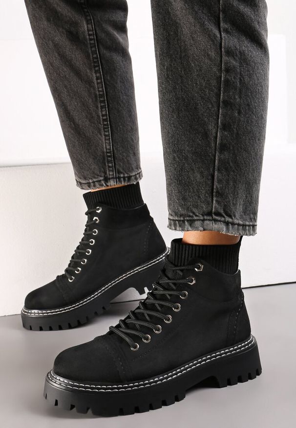 Born2be - Czarne Botki Traperki z Imitacji Zamszu z Elastyczną Cholewką Segen. Okazja: na co dzień. Kolor: czarny. Materiał: zamsz. Szerokość cholewki: normalna. Styl: casual