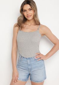 Born2be - Szary Top na Regulowanych Ramiączkach Deviosa. Okazja: na co dzień. Kolor: szary. Materiał: materiał. Długość rękawa: na ramiączkach. Styl: klasyczny, elegancki, casual #7