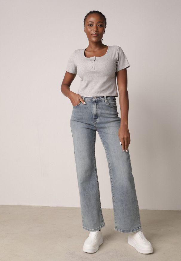 Born2be - Szary Prążkowany Top Bawełniany z Guzikami przy Dekolcie Nedera. Okazja: na co dzień. Kolor: szary. Materiał: bawełna, prążkowany. Styl: klasyczny, casual