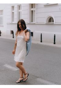 Reserved - Cekinowa sukienka mini - kremowy. Kolor: kremowy. Materiał: dzianina. Typ sukienki: proste. Długość: mini #1