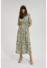 MOODO - Wzorzysta sukienka z gumą w talii oliwkowa. Kolor: oliwkowy. Materiał: guma #1