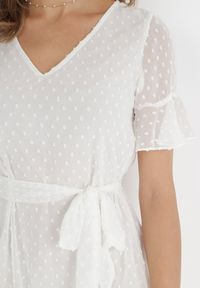 Born2be - Biała Sukienka Acalopei. Okazja: na imprezę. Typ kołnierza: dekolt w serek. Kolor: biały. Materiał: tkanina, materiał. Typ sukienki: trapezowe. Styl: wizytowy. Długość: mini #4