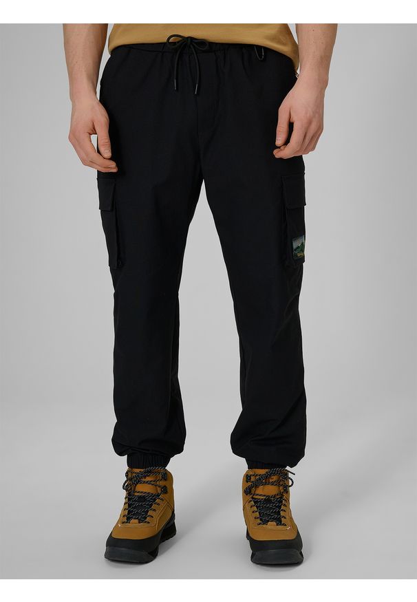 4f - 4F Spodnie casual cargo męskie - czarne S. Okazja: na co dzień. Kolor: czarny. Styl: casual