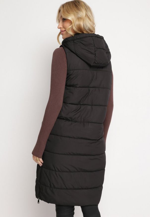 Born2be - Czarna Długa Kamizelka Bezrękawnik z Klasycznym Pikowaniem i Kapturem Shin. Typ kołnierza: golf. Kolor: czarny. Materiał: dzianina, jeans. Długość rękawa: bez rękawów. Długość: długie. Styl: klasyczny