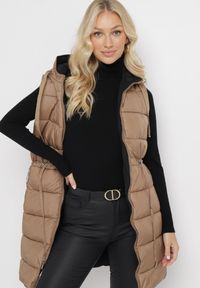 Born2be - Ciemnobeżowa Długa Kamizelka Dwustronna Zapinana na Suwak z Pikowaniem i Troczkiem w Pasie Heddemia. Kolor: beżowy. Długość: długie. Wzór: gładki #2
