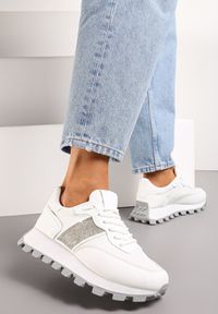 Renee - Białe Sneakersy z Szerokim Protektorem i Brokatową Naszywką Thesalia. Kolor: biały. Wzór: aplikacja #1