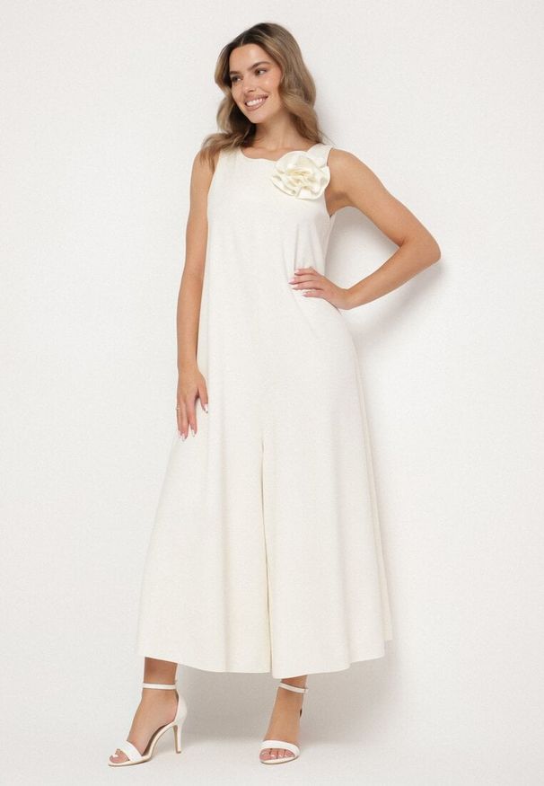 Born2be - Jasnobeżowy Kombinezon z Wiskozą i Broszką Kwiatu 3D Odellira. Okazja: na co dzień. Kolor: beżowy. Materiał: wiskoza. Wzór: kwiaty. Styl: casual, elegancki