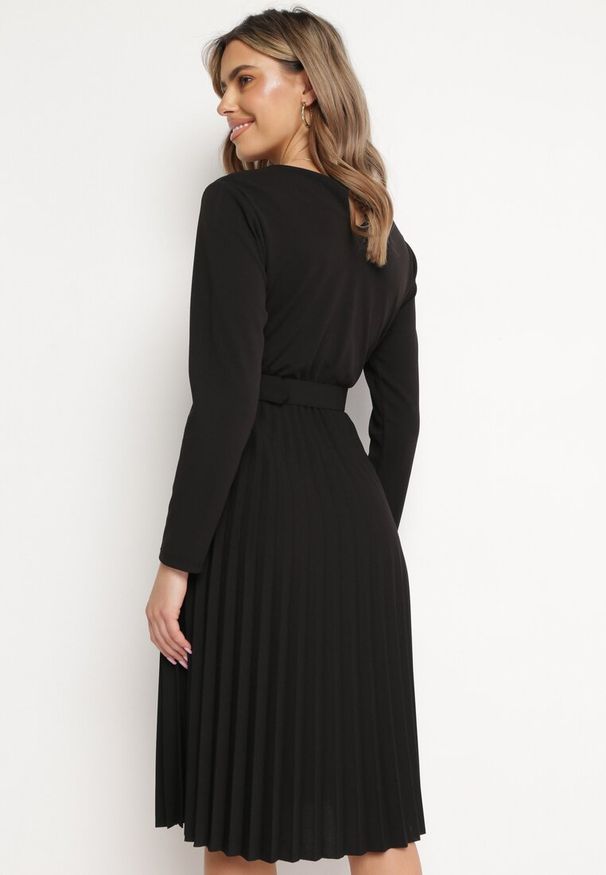 Born2be - Czarna Sukienka Midi z Plisowaną Spódnicą i Paskiem Ondinetta. Kolor: czarny. Długość rękawa: długi rękaw. Sezon: wiosna, lato. Styl: elegancki. Długość: midi
