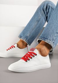 Born2be - Czerwone Tenisówki z Ażurową Cholewką i Cyrkoniami Liricela. Okazja: na co dzień. Kolor: czerwony. Materiał: jeans. Szerokość cholewki: normalna. Wzór: ażurowy. Styl: klasyczny, casual