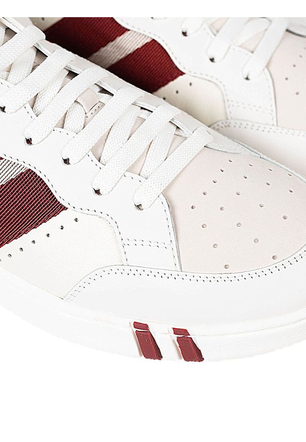 Bally Sneakersy "Wissal" | 6231628 | Wissal | Mężczyzna | Biały, Bordowy. Kolor: czerwony, biały, wielokolorowy. Materiał: skóra. Wzór: aplikacja, nadruk