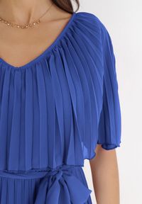 Born2be - Granatowa Sukienka Plisowana z Szeroką Falbaną Przy Dekolcie Dinara. Kolor: niebieski. Styl: wizytowy. Długość: maxi #4