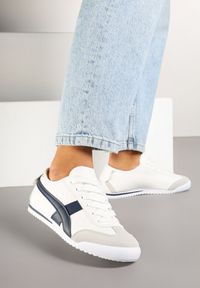 Born2be - Biało-Granatowe Sneakersy w Stylu Klasycznych Tenisówek Dellasia. Okazja: na co dzień. Kolor: biały. Materiał: jeans. Szerokość cholewki: normalna. Sezon: lato, wiosna #3