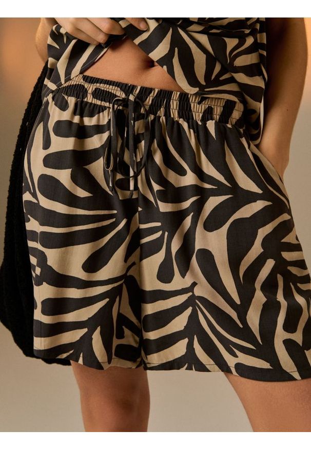 Sinsay - Wiskozowe szorty z kieszeniami - niebieski. Kolor: niebieski. Materiał: wiskoza