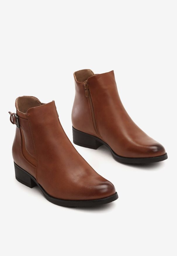 Born2be - Brązowe Botki Dominium. Okazja: na co dzień. Nosek buta: okrągły. Zapięcie: klamry. Kolor: brązowy. Materiał: futro, materiał. Obcas: na obcasie. Styl: casual, klasyczny. Wysokość obcasa: niski