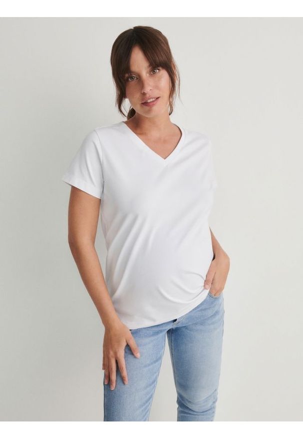 Reserved - T-shirt z dekoltem V - biały. Kolor: biały. Materiał: bawełna, włókno