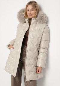 Born2be - Ciemnobeżowa Pikowana Kurtka z Kapturem z Futrem i Wiązanym Paskiem Zenilka. Okazja: na co dzień. Typ kołnierza: kaptur. Kolekcja: plus size. Kolor: beżowy. Materiał: futro. Styl: elegancki, casual #3