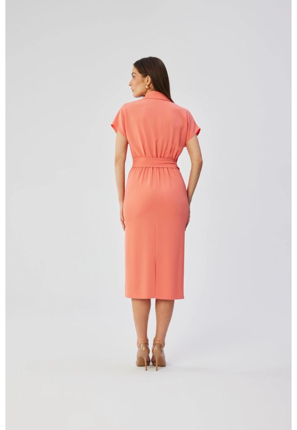 Stylove - Elegancka sukienka ołówkowa z kołnierzem pomarańczowa. Okazja: na co dzień. Kolor: fioletowy, pomarańczowy, czarny. Materiał: guma, tkanina, elastan. Typ sukienki: ołówkowe. Styl: elegancki. Długość: midi