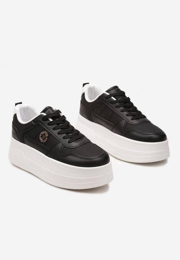 Born2be - Czarne Sneakersy na Platformie z Metalową Ozdobą Trionna. Kolor: czarny. Wzór: aplikacja. Obcas: na platformie