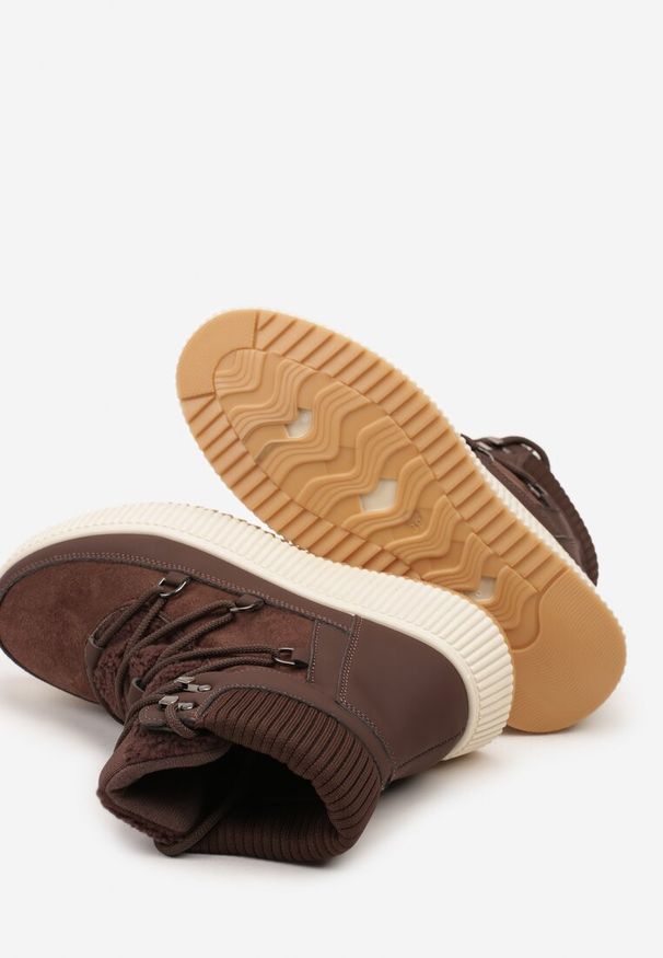 Born2be - Brązowe Płaskie Śniegowce Trapery Vices na Grubej Tłoczonej Podeszwie Gelena. Okazja: na co dzień. Kolor: brązowy. Materiał: jeans. Sezon: zima. Styl: casual, elegancki