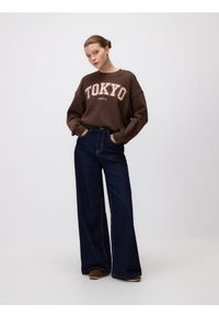 Reserved - Bluza z haftowanym napisem - ciemnobrązowy. Kolor: brązowy. Materiał: bawełna, dzianina. Wzór: haft, napisy