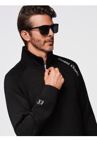 Ombre Clothing - Bluza męska z rozpinaną wysoką stójką i kontrastowym nadrukiem – czarna V1 - Rozmiar: XL. Okazja: na co dzień. Typ kołnierza: kołnierzyk stójkowy. Kolor: czarny. Materiał: satyna, poliester, materiał, dzianina, elastan, wiskoza. Długość rękawa: raglanowy rękaw. Długość: krótkie. Wzór: nadruk. Styl: casual, sportowy, elegancki