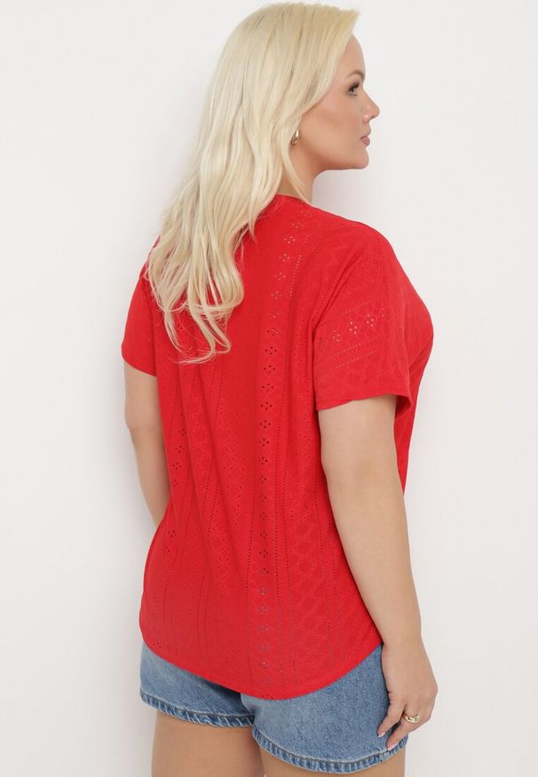 Born2be - Czerwony T-shirt Koszulka z Krótkim Rękawem o Ażurowym Wykończeniu Meaara. Okazja: na co dzień, na spotkanie biznesowe. Kolekcja: plus size. Kolor: czerwony. Długość rękawa: krótki rękaw. Długość: krótkie. Wzór: ażurowy. Sezon: lato. Styl: biznesowy, klasyczny, casual