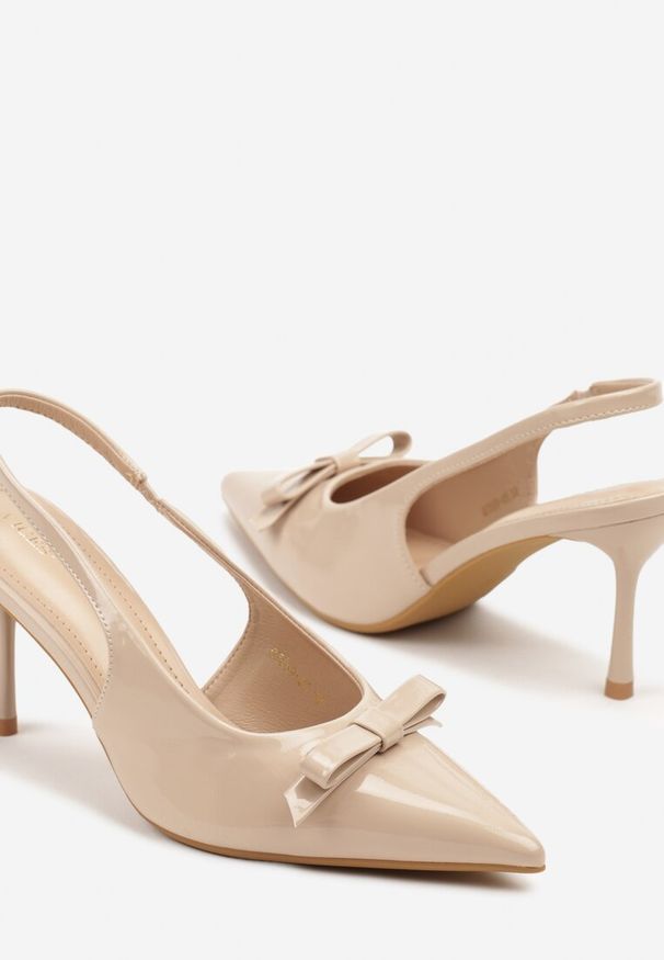 Renee - Ciemnobeżowe Lakierowane Sandały Szpilki Vices Typu Slingback z Kokardą Dorozia. Okazja: na spotkanie biznesowe, na co dzień. Kolor: beżowy. Materiał: lakier. Obcas: na szpilce. Styl: elegancki, biznesowy, klasyczny, casual. Wysokość obcasa: średni
