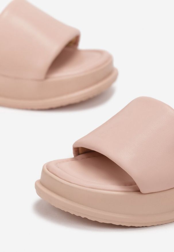 Born2be - Różowe Klapki na Platformie z Szerokim Paskiem Selethea. Kolor: różowy. Sezon: lato. Obcas: na platformie