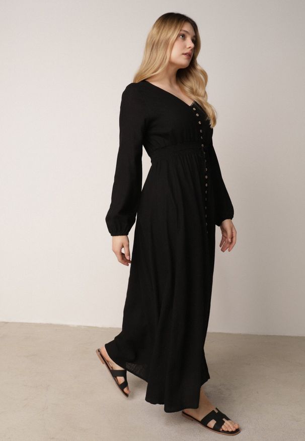 Born2be - Czarna Rozkloszowana Sukienka z Lnem i Wiskozą Zdobiona Guzikami Maitiella. Okazja: na co dzień. Typ kołnierza: dekolt w kształcie V. Kolor: czarny. Materiał: wiskoza, len. Długość rękawa: długi rękaw. Wzór: aplikacja. Sezon: wiosna, lato. Styl: elegancki, casual