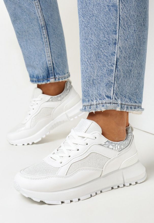 Born2be - Białe Sneakersy na Grubej Podeszwie z Brokatem Komerta. Okazja: na co dzień. Nosek buta: okrągły. Zapięcie: sznurówki. Kolor: biały. Materiał: jeans, materiał. Sezon: jesień, lato, wiosna. Obcas: na obcasie. Wysokość obcasa: niski
